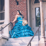 Foto-y-Video-para-Quinceañera-en-Reno-Azul-Ramo-Dorado-Escalon-UNR