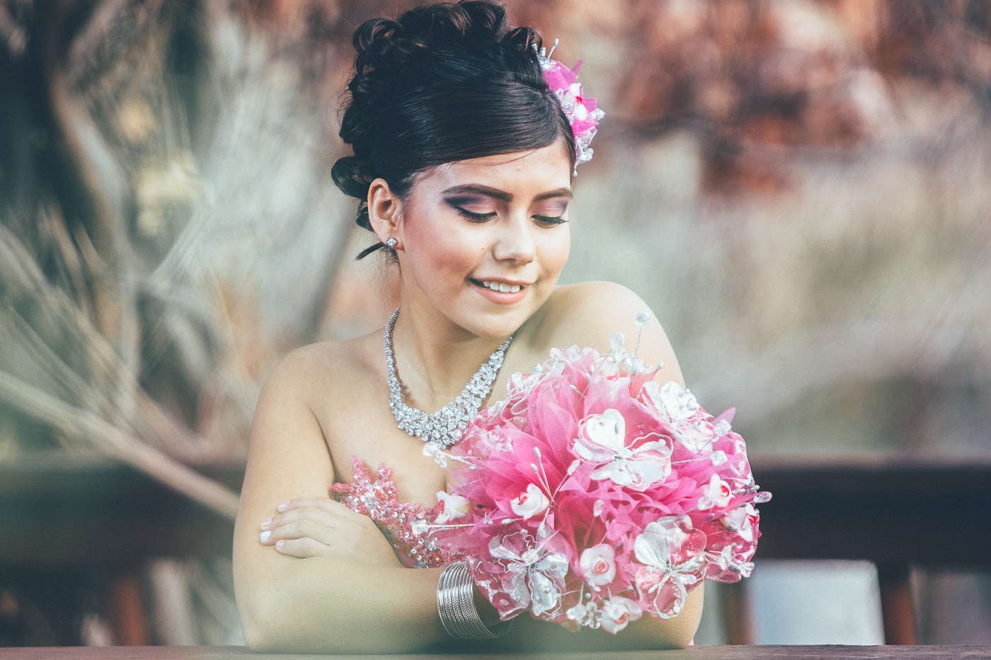 Foto y Video para Quinceañera en Reno Vestido Feuscia y con Ramo Feuscia