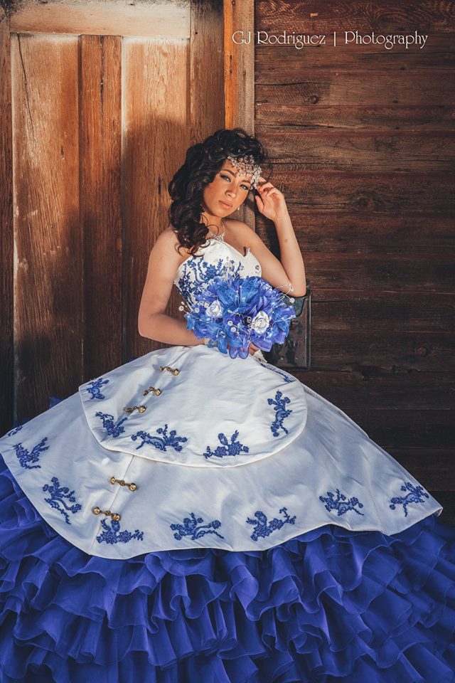 Foto y Video para Quinceañera en Reno Vestido Azul y Blanco con Ramo Azul en el Parque